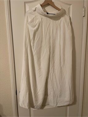 Marciano White Wide Leg Pants  with Flowing Silhouette and lining Size 4.